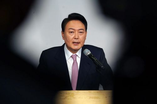 尹锡悦支持者大喊要看总统的脸_韩媒：尹锡悦支持者情绪激动冲击首尔西部地方法院正门