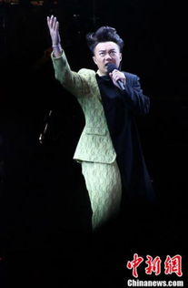 陈奕迅在表演时疑似嗑瓜子_陈奕迅表演时疑似嗑瓜子:舞台逸事引发热议